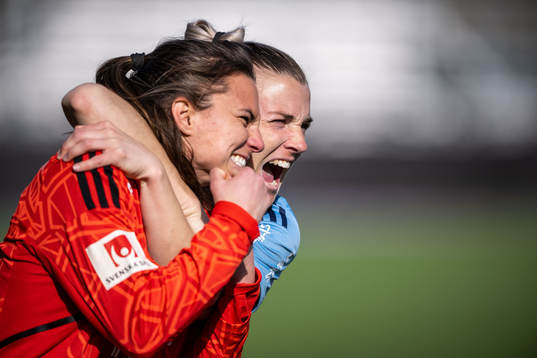 Djurgårdens målvakt Kelsey Daugherty och Emelie Lövgren jublar