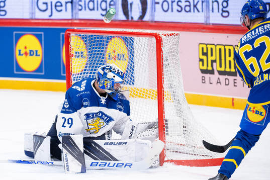 Joel Kellman of Sweden scores the 3-2 goal behind