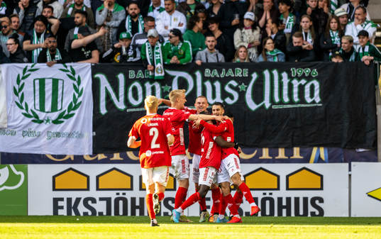 Kalmars Noah Shamoun jublar med lagkamrater efter