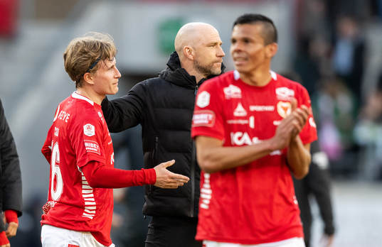 Kalmars Victor Backman och tränare Henrik Rydström jublar