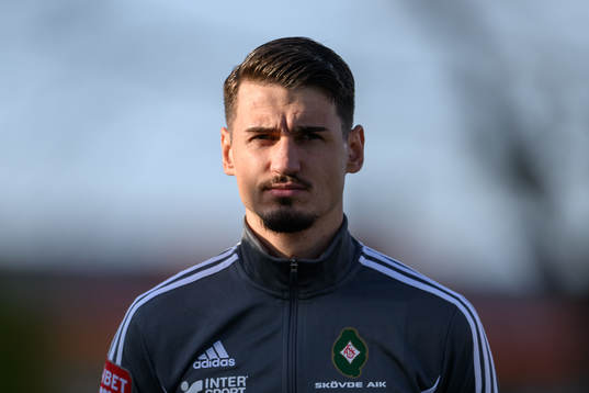 Skövdes Aldin Basic vid lineup innan fotbollsmatchen i