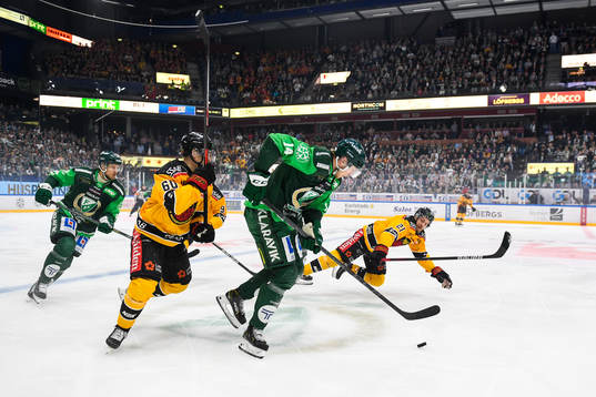 Luleås Julius Honka och Juhani Tyrväinen i en kamp mot
