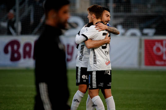 Örebros Vincent Thill och Jiloan Hamad jublar