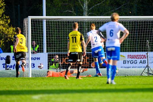 Värnamos Marcus Antonsson gör mål 1-1 på straff bakom