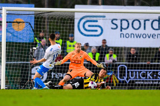 Häckens målvakt Peter Abrahamsson och Even Hovland när Värnamos Marcus Antonsson oroar framför mål