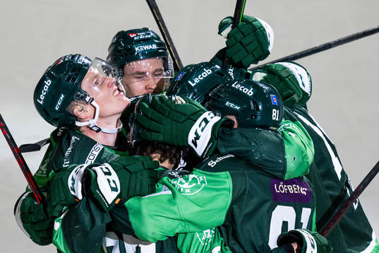 Färjestads Theodor Lennström jublar med Gustav Rydahl och