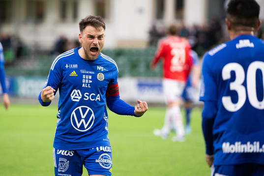 Sundsvalls Pontus Silfwer jublar efter 2-0