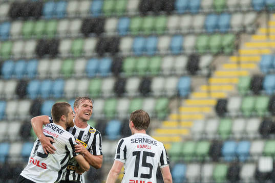 Landskronas Linus R Olsson jublar med Erik Hedenquist och Adam Egnell efter 1-1