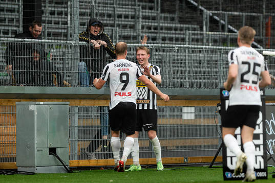 Landskronas Linus R Olsson och Adam Egnell jublar efter 2-3