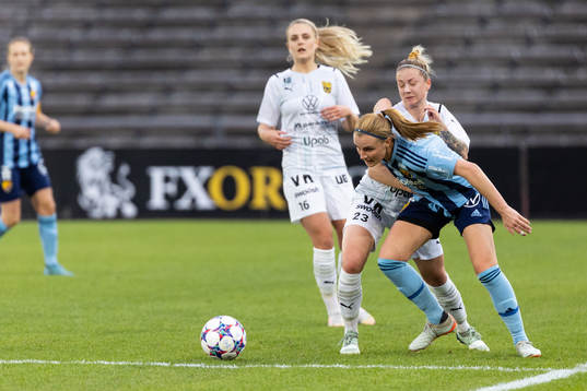 Djurgårdens Kamilla Karlsen och Umeås Emma Åberg Zingmark