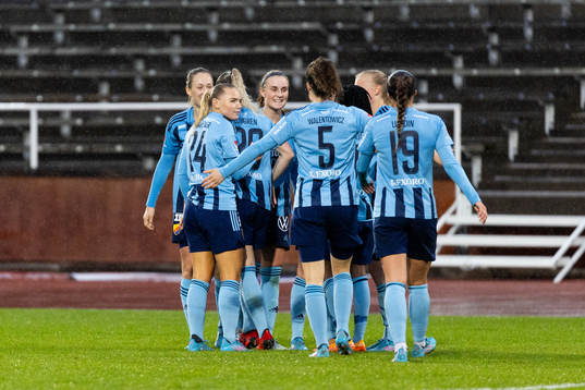 Djurgårdens spelare jublar efter 3-0 av StinaLisa Johansson