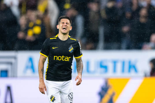 s Nicolas Stefanelli har ont under fotbollsmatchen i Allsvenskan mellan AIK och Malmö FF den 11 maj 2022 i Stockholm. 