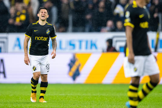 s Nicolas Stefanelli har ont under fotbollsmatchen i Allsvenskan mellan AIK och Malmö FF den 11 maj 2022 i Stockholm. 