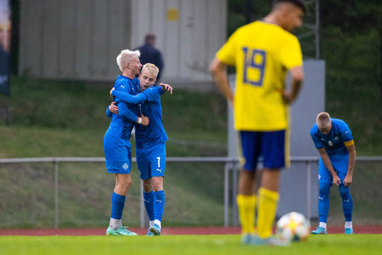 Islands Tómas Johannessen jublar med Stigur Diljan Thórdarsson efter 0-2