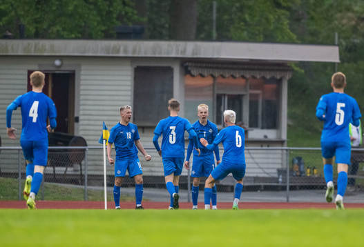 Islands Tómas Johannessen jublar med lagkamrater efter 0-2