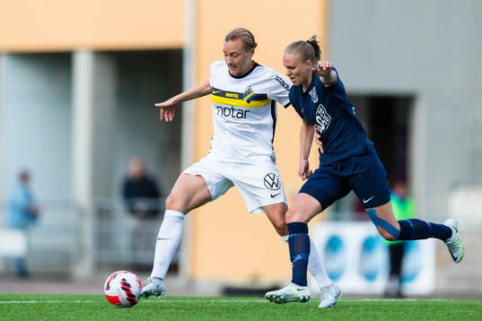 s Jenny Danielsson i kamp med Eskilstunas Matilda Plan under fotbollsmatchen i Damallsvenskan mellan Eskilstuna United och AIK den 12 maj 2022 i Eskilstuna. 