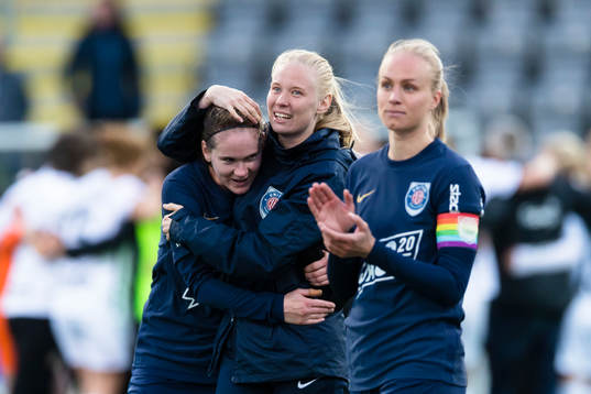 Eskilstunas Linn Vickius (v) jublar med lagkamrater