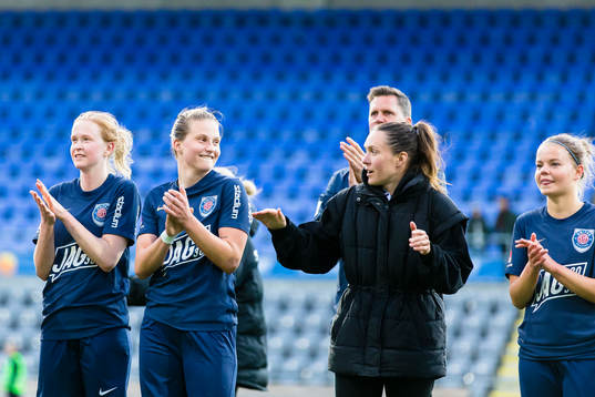 Eskilstunas Elise Stenevik (m) jublar med lagkamrater