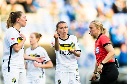 s Sara Nordin och Adelisa Grabus diskuterar med domare Sara