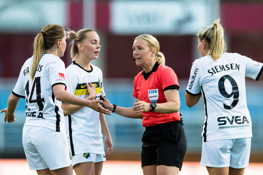 s Adelisa Grabus , Agnes Nyberg och Remy Siemsen diskuterar