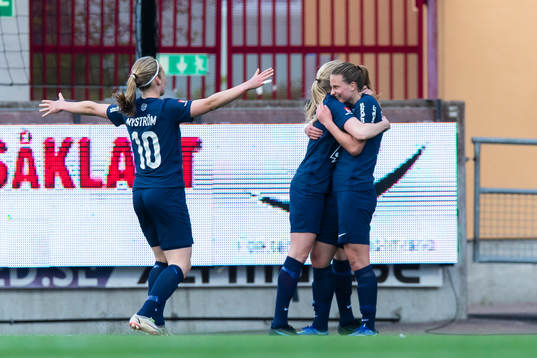 Eskilstunas Elise Stenevik gör 1-0 och firar med