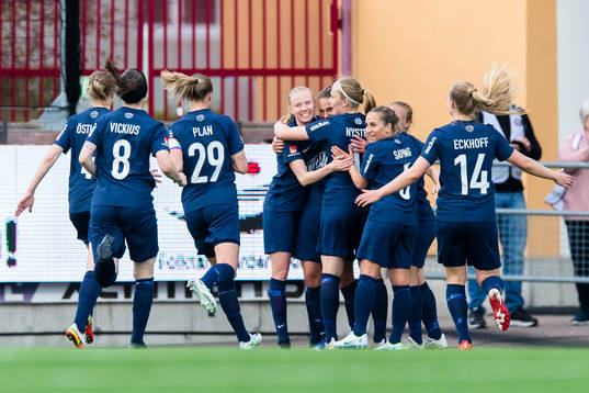 Eskilstunas Elise Stenevik gör 1-0 och firar med