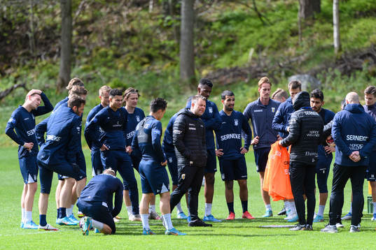 Tränare Mikael Stahre pratar med laget