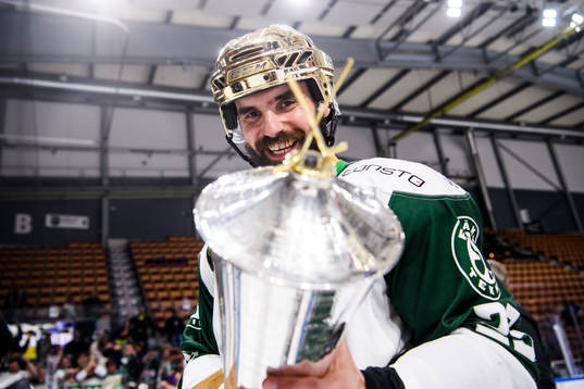 Färjestads Martin Johansson jublar med pokalen