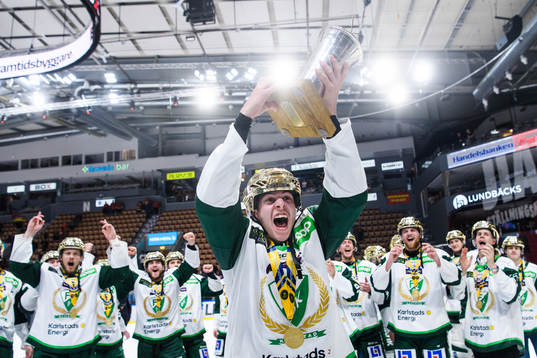 Färjestads Albert Johansson jublar med LeMat