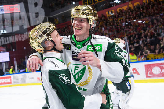 Färjestads Anton Berglund och Gustav Rydahl jublar