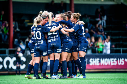 Rosengårds spelare jublar efter 1-0 av Sofie Bruun Bredgaard