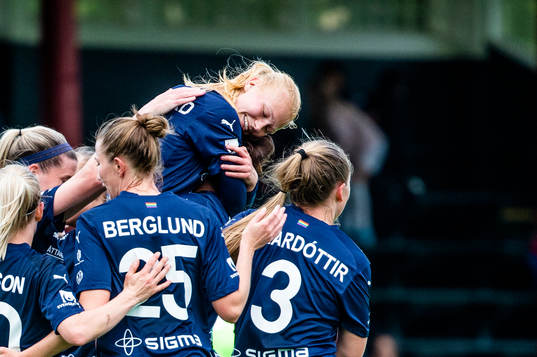 Rosengårds Sofie Bruun Bredgaard jublar med lagkamraterna efter 1-0