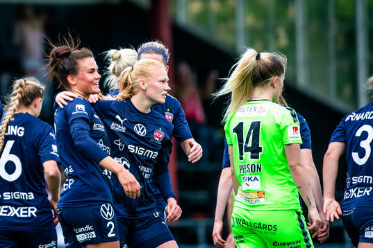 Rosengårds Sofie Bruun Bredgaard jublar med Katrine Veje