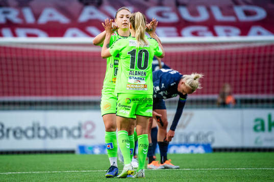 Kristianstads Delaney Baie Pridham och Emmi Alanen jublar