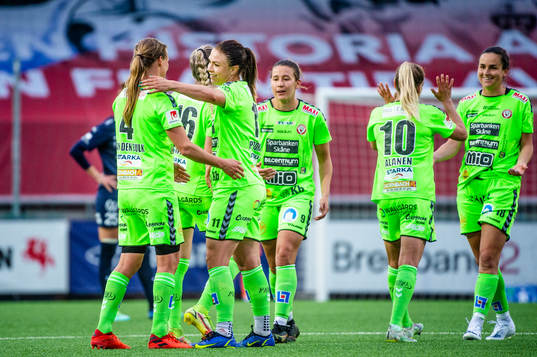 Kristianstads Delaney Baie Pridham jublar med lagkamraterna