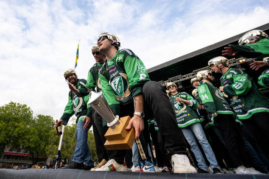 Färjestads målvakt Dominik Furch, Jacob de la Rose och