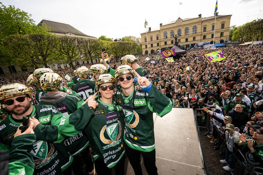 Färjestads Anton Berglund och Lucas Forsell jublar