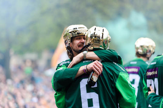 Färjestads Linus Johansson och Mikael Wikstrand jublar
