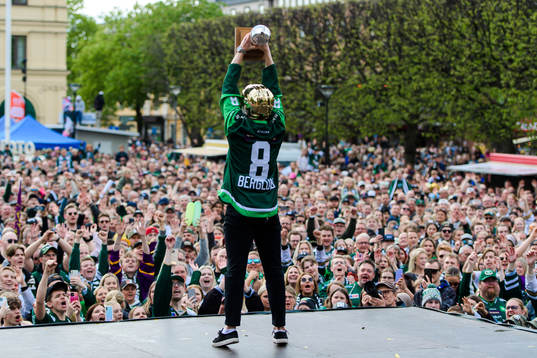 Färjestads Anton Berglund jublar