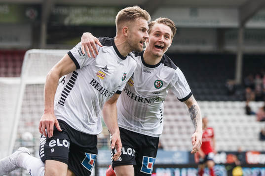 Örebros Erik Björndahl  jublar