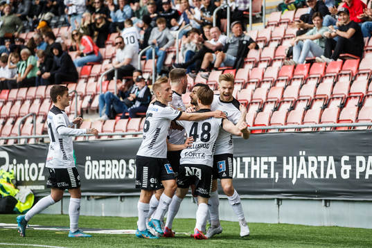 Örebros Erik Björndahl  jublar