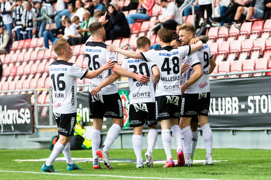 Örebros Erik Björndahl  (h) gör 1-0 och gratuleras av lagkamrater