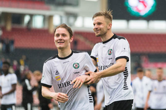 Örebros Noel Milleskog och Erik Björndahl  jublar