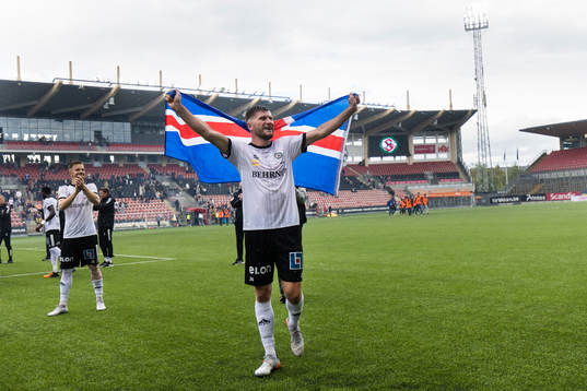 Örebros Axel Oskar Andrésson firar segern med en Islandflagga