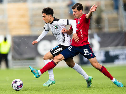 Örebros Elias Barsoum i kamp om bollen med Östers Ahmed Bonnah