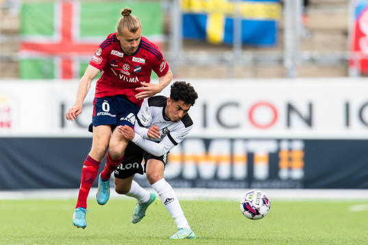 Örebros Elias Barsoum i kamp med Östers Jesper Jonasson Westermark