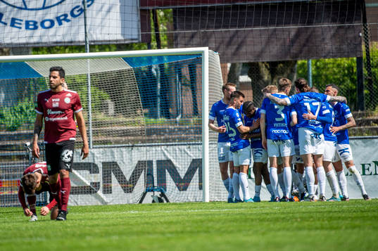Trelleborgs Henry Offia jublar med lagkamraterna efter 3-0