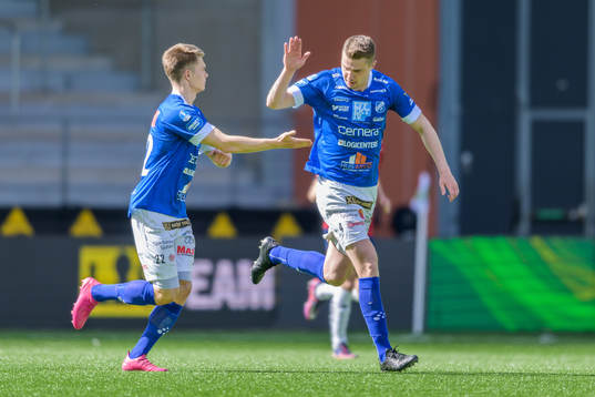 Norrbys Fredrik Lundgren (h) jublar med Gustav Berggren