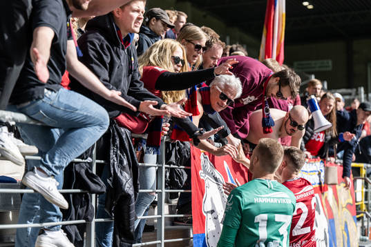 Örgrytes målvakt Robin Wallinder och Marcus Haglind Sangré tackar supportrarna