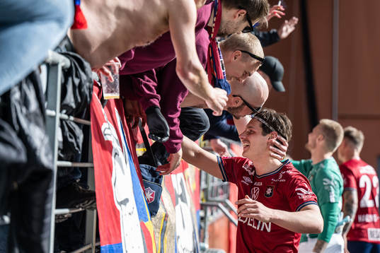 Örgrytes Kevin Ackermann tackar supportrarna